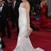 Milla Jovovich egy félvállas, fehér Elie Saab ruhában tette oda magát.