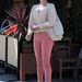 Katherine Heigl rózsaszín nadrágban volt étteremben