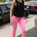 Gwen Stefani rózsaszín nadrágban megy az irodájába
