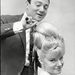 1963-ban, Denney Dayviss énekesnő haján végzi az utolsó simításokat. Ez a frizura egy bálra készült, így került bele több tízezer fontnyi értékű ékszer