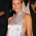 Gwyneth Paltrow a ruházatibalesetet kockáztatta a MET gálán (Ruha: Prada)