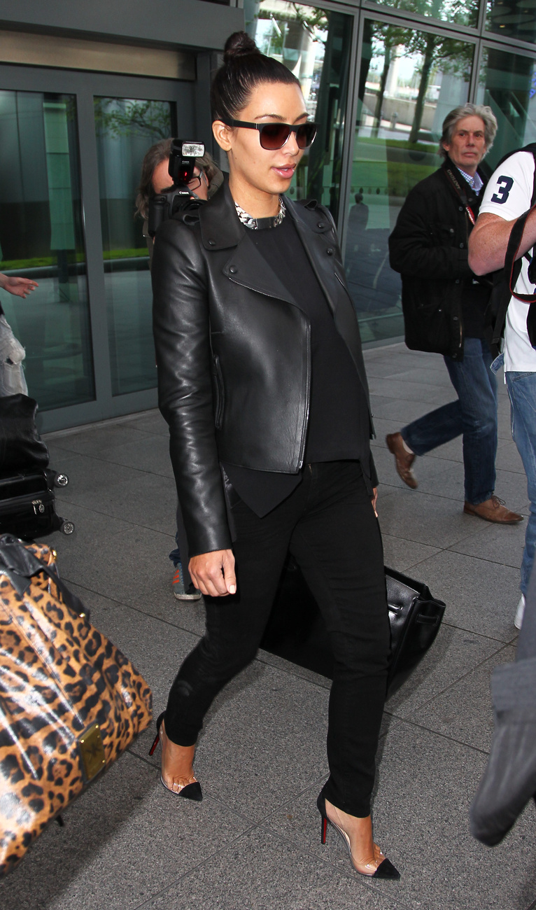 Július 16: már megint a reptéren van a páros Los Angelesben. KArdashian is megszerette a bőrnadrágot és a minél egyszerűbb fekete ruhákat.
