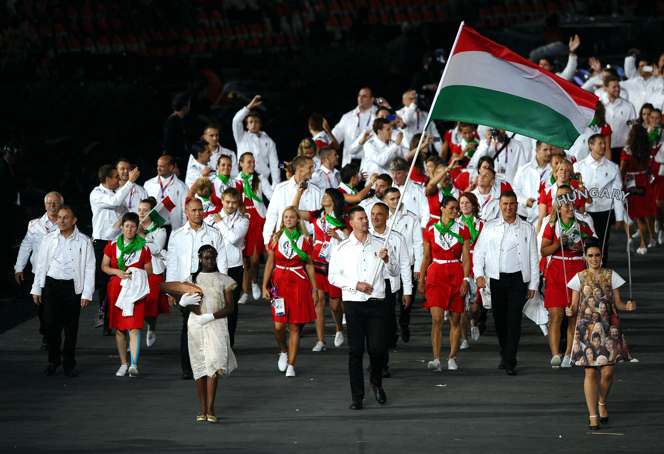 A magyar olimpiai csapat bevonulása, piros-fehér-zöldben