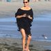 Catherine Zeta-Jones a tengerparton. Valahol a gyerekei is ott vannak a közelben, őket fotózza