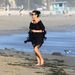 Catherine Zeta-Jones a tengerparton. Valahol a gyerekei is ott vannak a közelben, őket fotózza