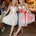 Ophelia Blaimer és Alessandra Geissel hagyományos ruhában az Oktoberfesten