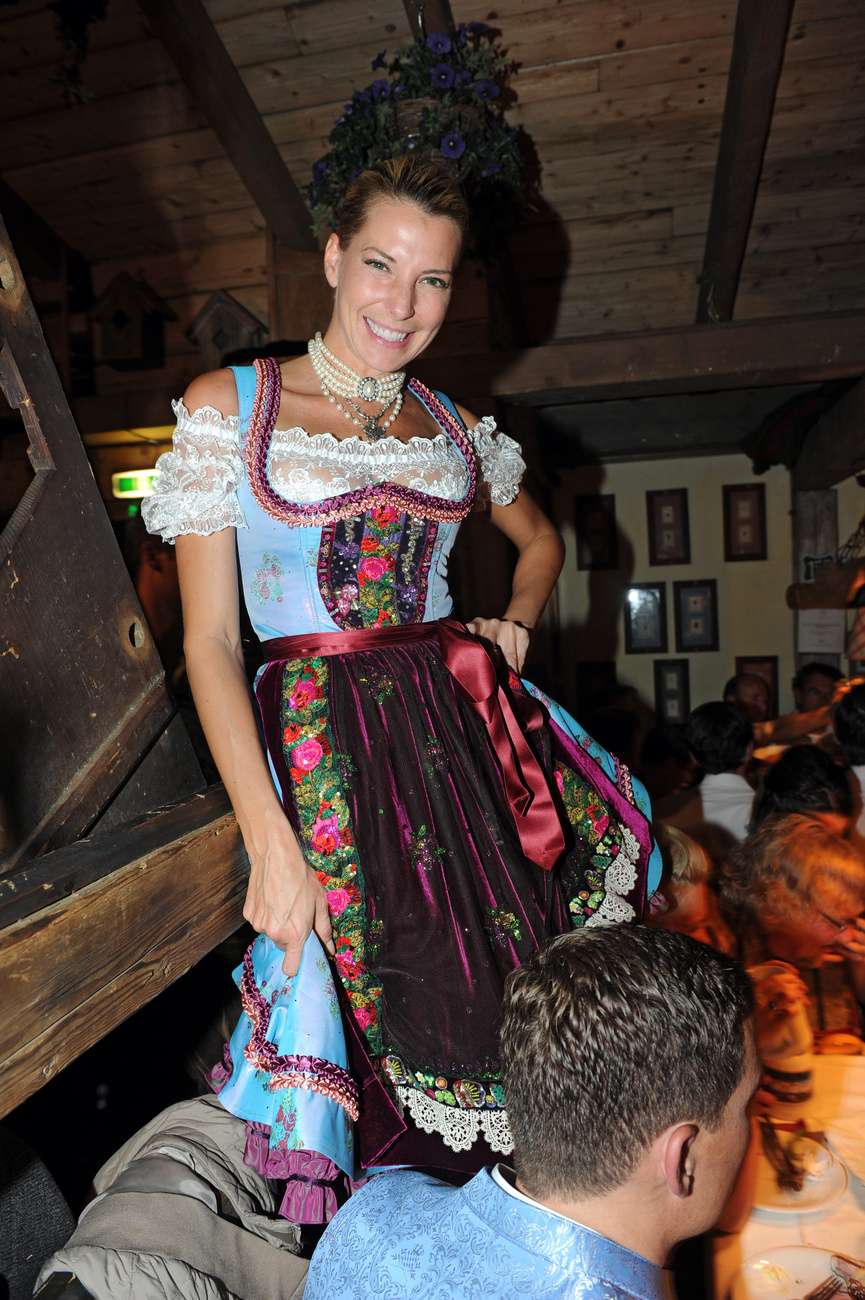 Birgit Stein férfitársaságban és férfiviseletben az Oktoberfesten