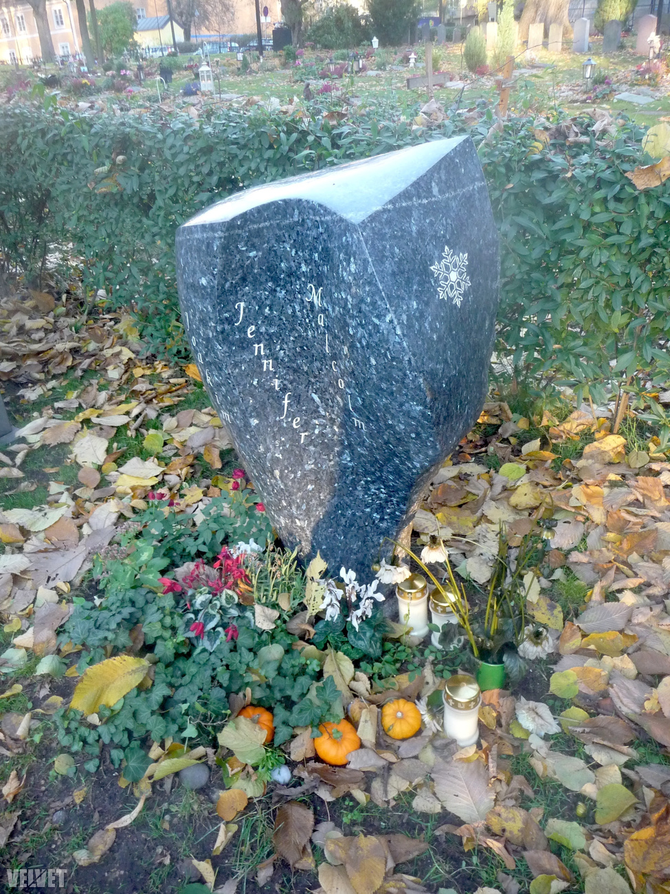Ezt a házikó alakú sírkövet vadgesztenyékkel rakták ki