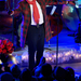 Rod Stewart fellép New Yorkban a Rockefeller Center karácsonyi fényeinek felkapcsolásakor