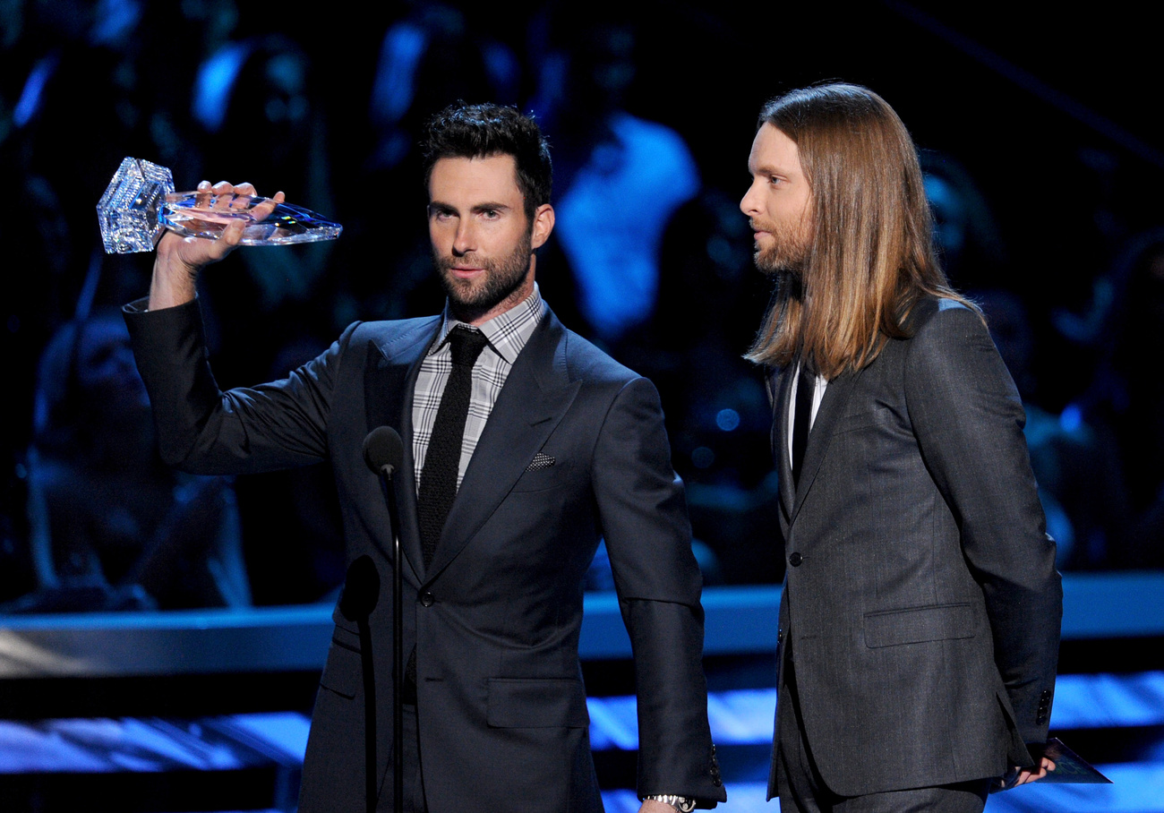 A Maroon 5 két tagja: Adam Levine a díjjal és James Valentine a hosszú hajjal