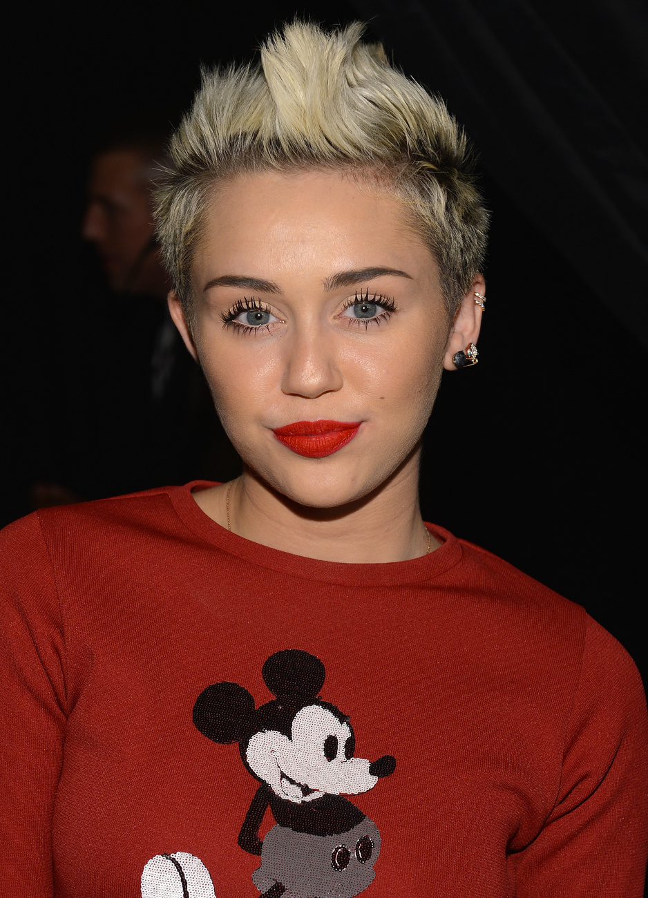 Miki egeres, csíkos szoknyával - Miley Cyrus mellett Marc Jacobs divattervező