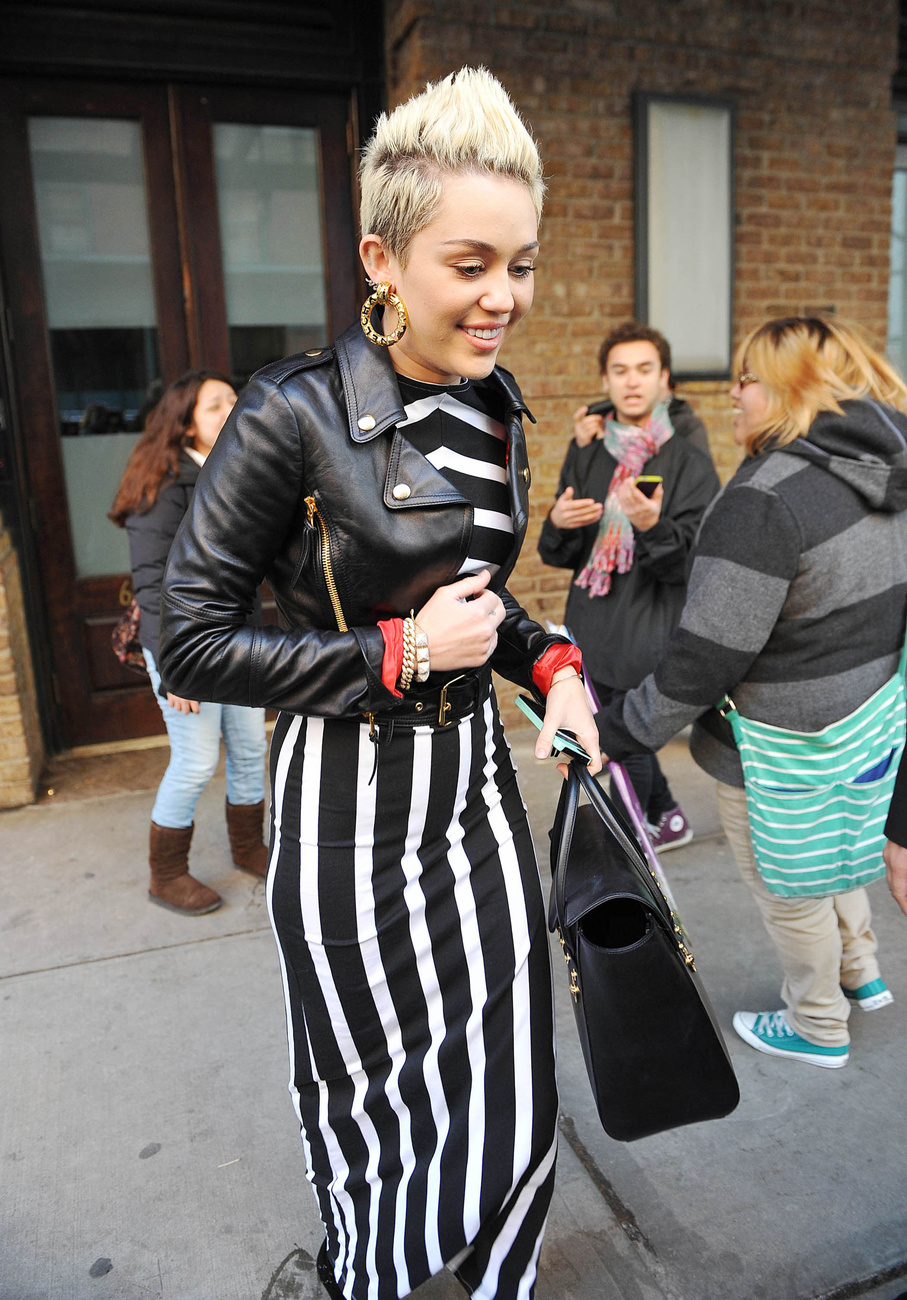Miki egeres, csíkos szoknyával - Miley Cyrus mellett Marc Jacobs divattervező