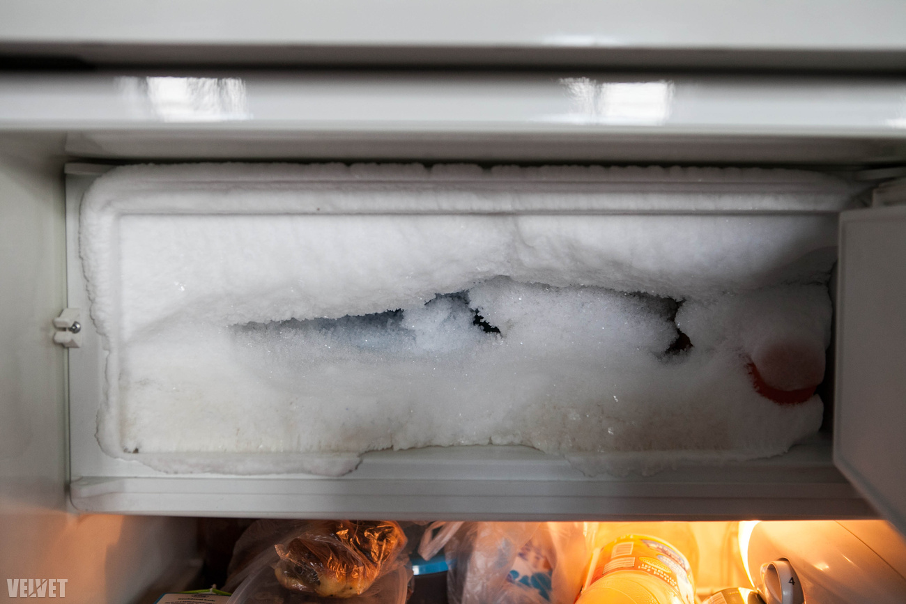 Az hagyján, hogy fullra be van fagyva a fagyasztó, de vajon miért barnás-sárgás a jég a bal alsó sarokban és mi a vörös folt a jobb szélen? Nem, igazából nem szeretnénk tudni
