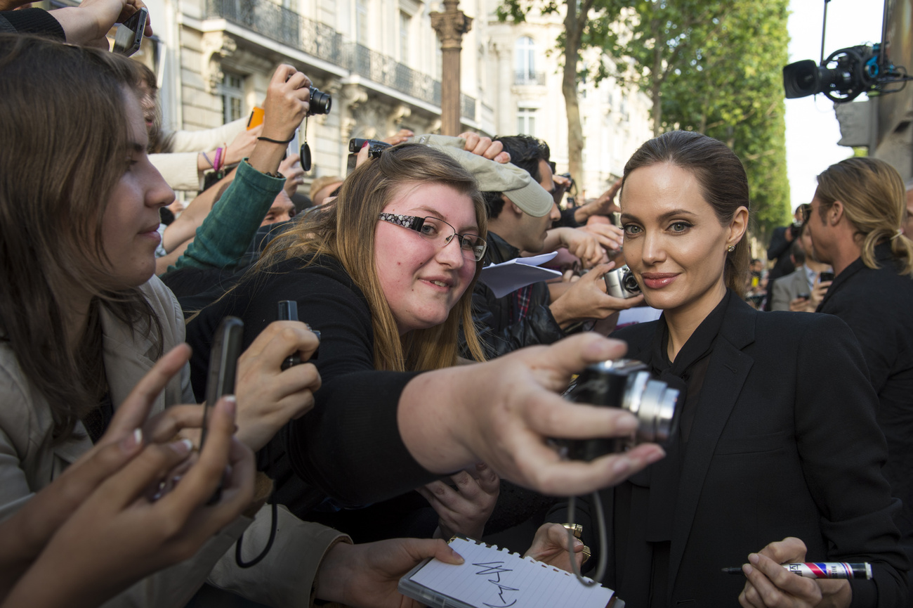 Angelina Jolie a rajongókkal