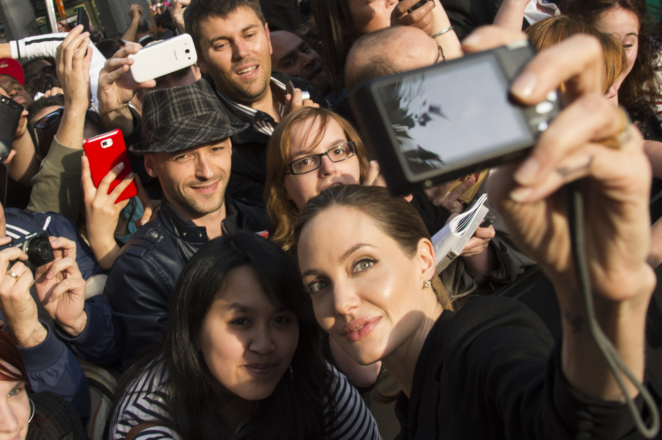 Angelina Jolie a rajongókkal