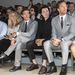 Michael Pitt a Calvin Klein divatbemutatóján a milánói férfidivathéten Jack Savoretti és Henrik Lundqvist között ül