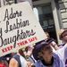 A felvonulás New Yorkban (a szöveg magyarul: Imádom leszbikus lányaimat – VIGYÁZZATOK RÁJUK)