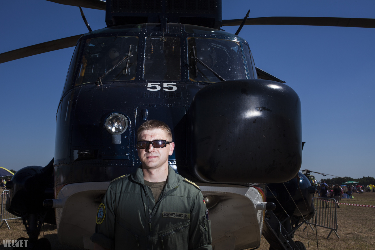 Peter a Német Légierő pilótája, 37 éves, WS-61 Seaking mentőhelikopteren repül, nem tudja megmondani, hány életet mentett meg 