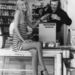 1974: Rosemary Clarke modell Luigi Mocinaro  új boltjának megnyitóján ül, reklámjelleggel