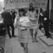 1966: őrület, de a Brit Miniszoknyavédelmi Társaság tagjai tüntetnek a Dior-ház előtt Londonban, mert szerintük rosszul bánnak a miniszoknyával