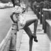1973: Hazel, a divatmodell miniruhát mutat be
