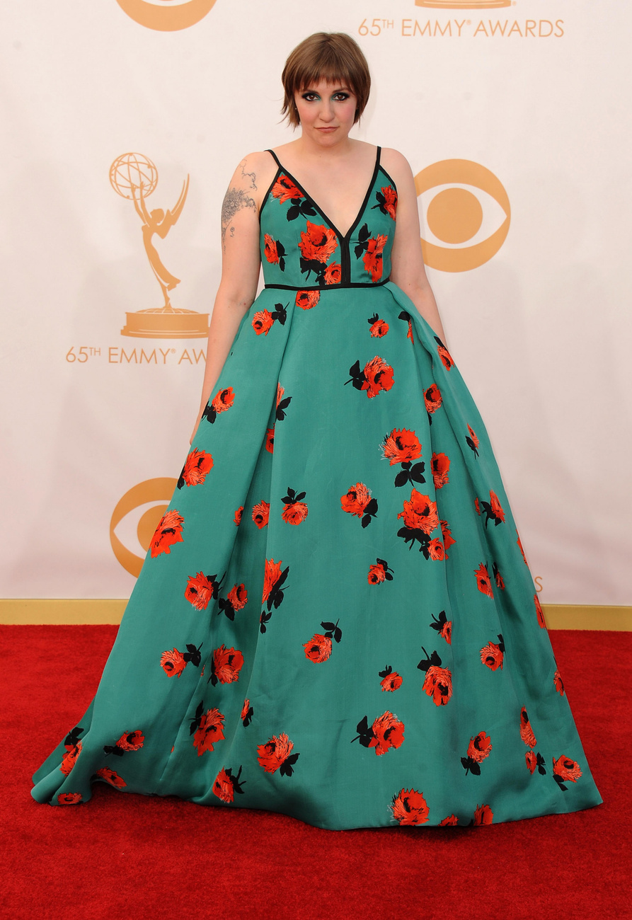 Lena Dunham a Girls című sorozatból érkezik a gálára a vörös szőnyegen