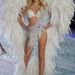 Lily Donaldson pedig óriási szárnyakkal. A szárnyak amúgy mindig visszatérnek itt, mert ugye a Victoria's Secret modelljei Victoria's Secret Angels néven futnak, és értik, angyalok meg szárnyak.