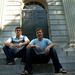 Mark Zuckerberg (jobbra) és Dustin Moscovitz, a Facebook társalapítói a Harvard Egyetemen. Alma materükön hozták létre A Közösségi Portált.
