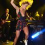 Rita Ora új számát adja elő New Yorkban