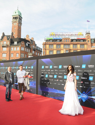 Conchita Wurst az Eurovíziós Dalfesztivál színpadán énekel