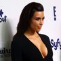 Kim Kardashian kis fekete ruhában az NBCUniversal eseményén