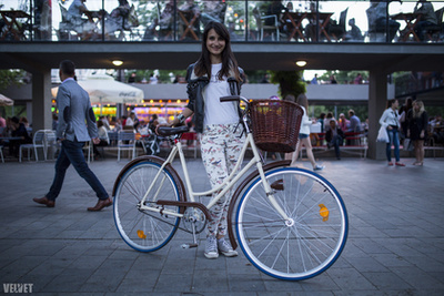 Bori (21, Budapest, Erzsébet tér): Majdnem mindenhova az új bringájával jár, ami nyár végén lett kész, 200 ezer forintért. Sokat teszi meg a Mechwart tér-Ecseri út távot, ide jár egyetemre.