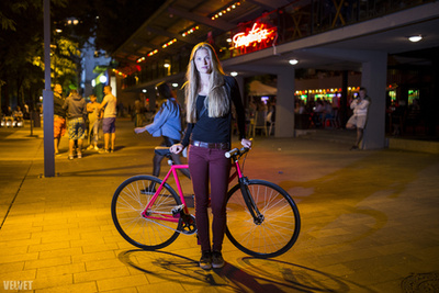 Bori (21, Budapest, Erzsébet tér): Majdnem mindenhova az új bringájával jár, ami nyár végén lett kész, 200 ezer forintért. Sokat teszi meg a Mechwart tér-Ecseri út távot, ide jár egyetemre.