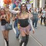 A topless transzvesztita üdvözli önt a Torinó Pride-on!