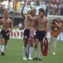 1990-ben Olaszországban volt a VB. Itt Jürgen Klinsmann örül annak, hogy a negyeddöntőben Nyugat-Németország legyőzte Csehszlovákiát. Érdekes, hogy a következő VB idején már egyik ország sem létezett.