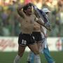Diego Maradona Argentínából, megint 1990-ben, amikor tizenegyesekkel ugyan, de bejutottak a döntőbe (amit aztán Nyugat-Németország nyert meg).